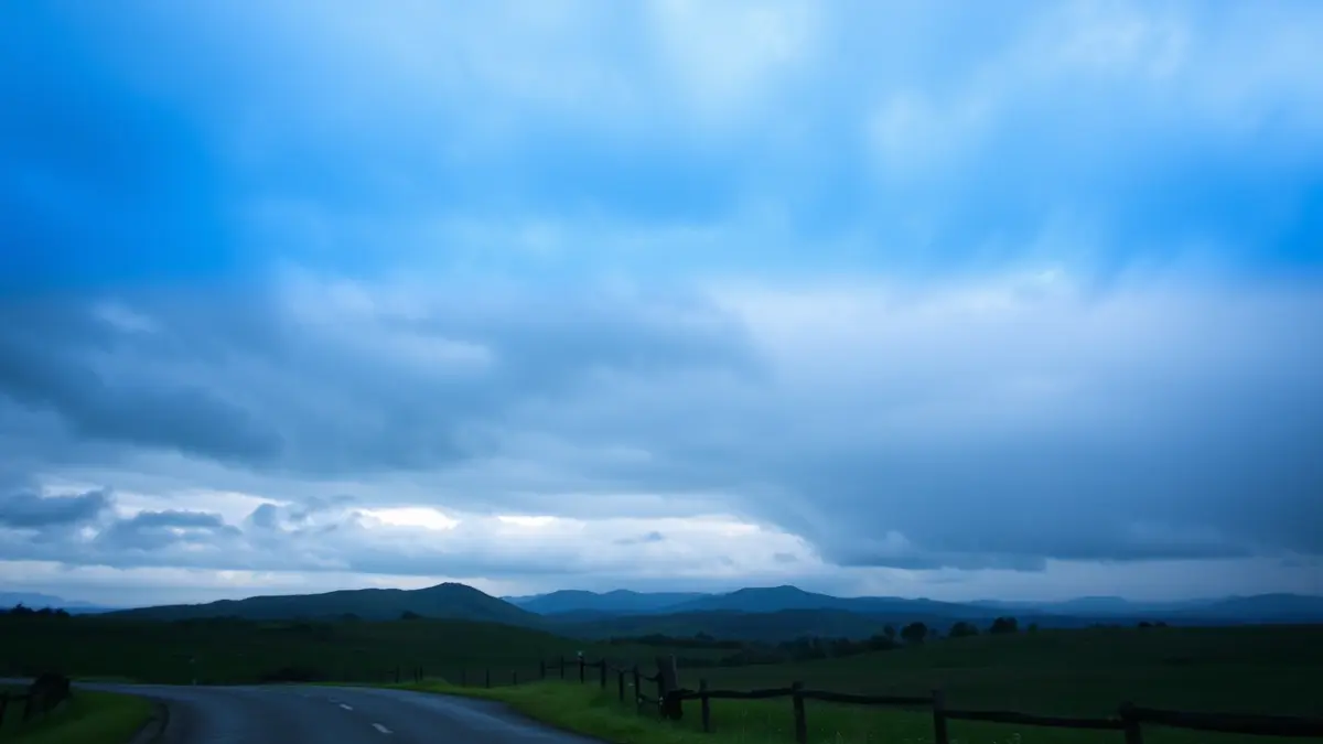 Imagen genérica de cielo nublado con lluvia ligera sobre un paisaje rural gallego.
