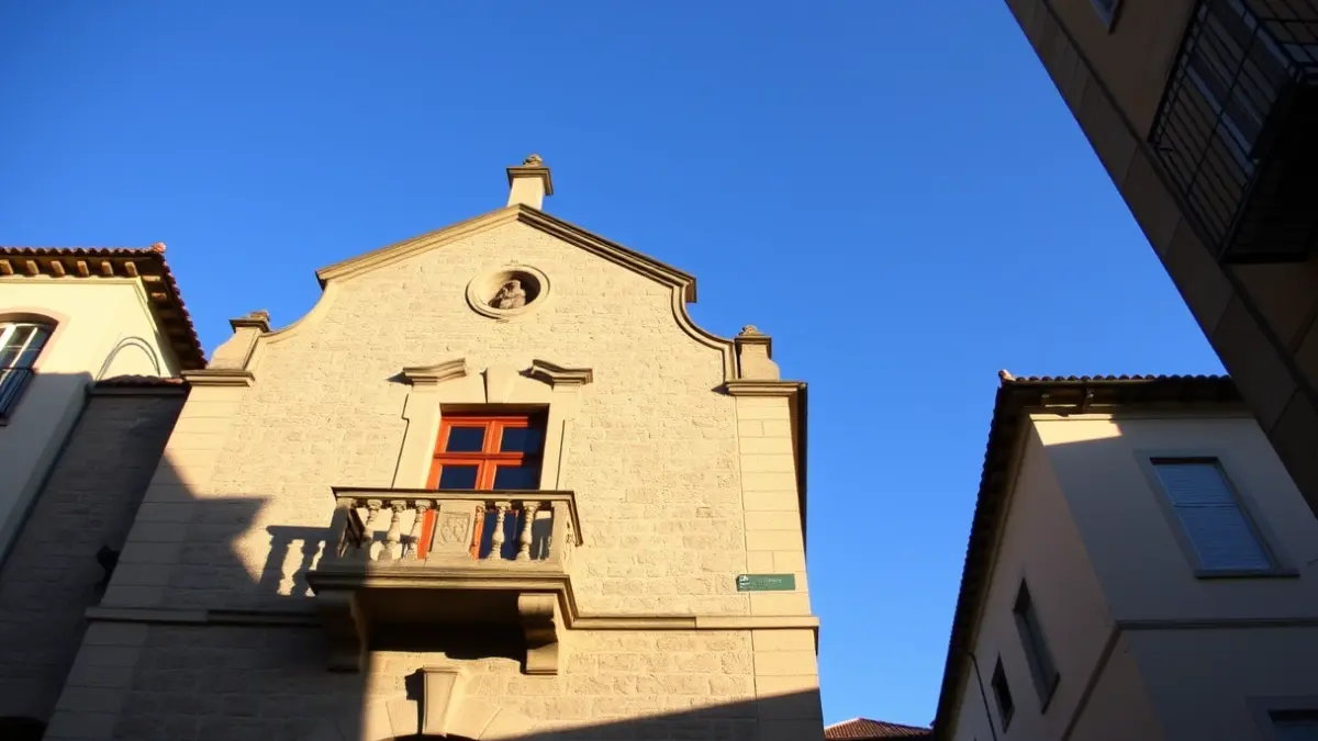 Fachada de un ayuntamiento gallego con balcón.