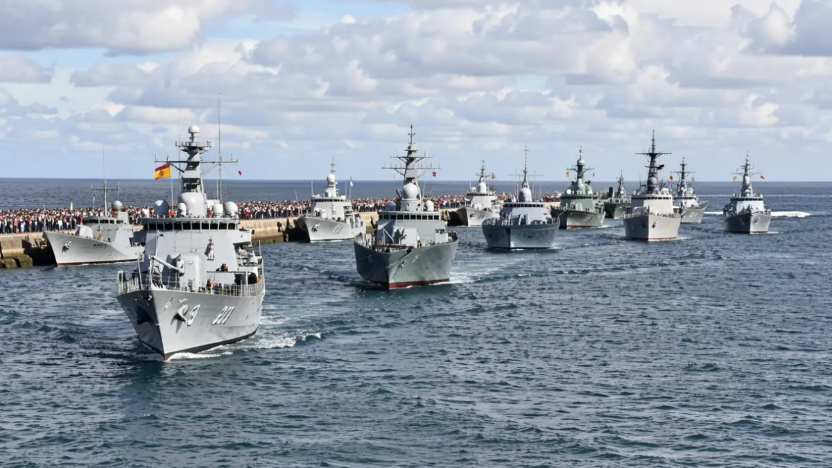 Imaxe dunha gran parada naval con buques da Armada Española fronte á costa de Vigo.