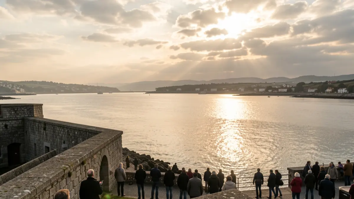 Vista de la ría de Vigo en una jornada de calor con cielos parcialmente cubiertos.