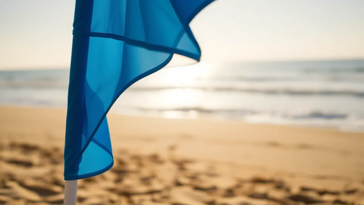 Imaxe xenérica dunha bandeira azul ondeando nunha praia.