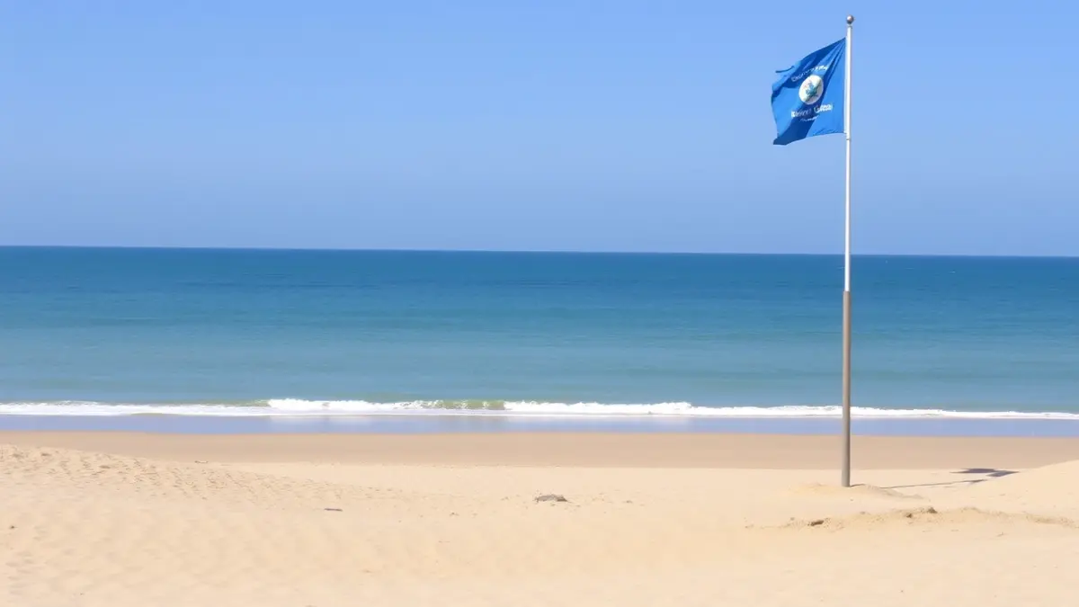 Imaxe xenérica dunha praia con bandeira azul, símbolo de calidade ambiental.