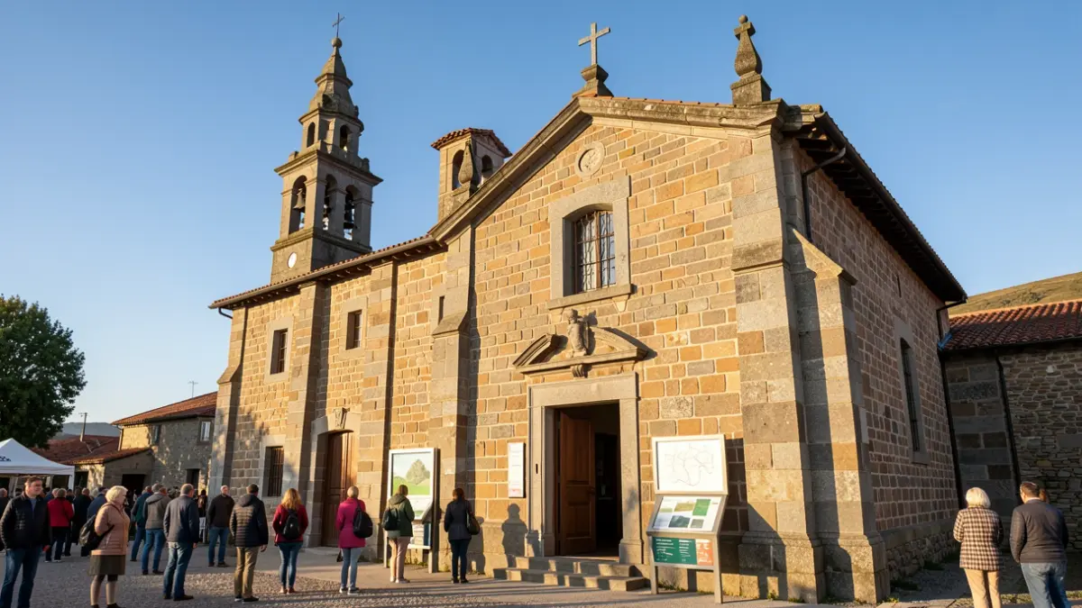 Imagen de una capilla de piedra restaurada en Sinde, Cabana de Bergantiños, convertida en centro de interpretación ambiental.