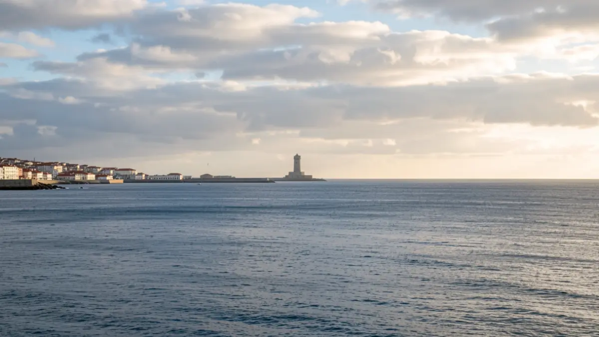 Imagen genérica de la costa de A Coruña con la Torre de Hércules a distancia.