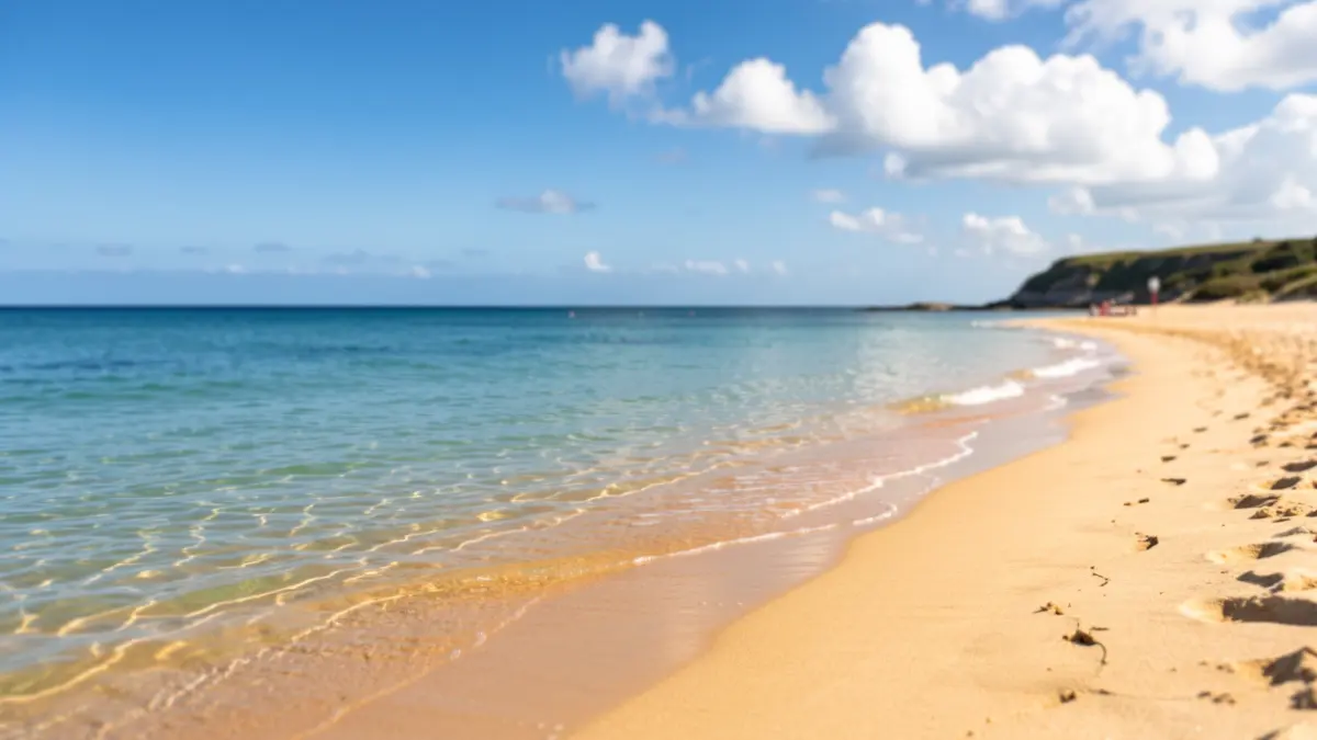 Imagen genérica de una playa gallega con aguas tranquilas y arena dorada.