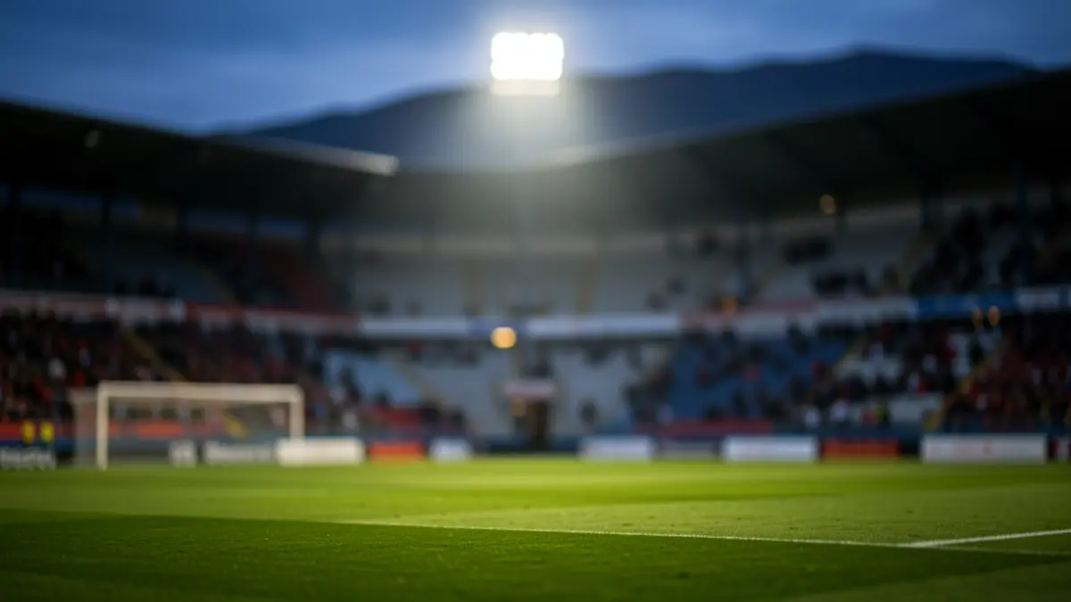 Imagen genérica de un estadio de fútbol en Galicia al anochecer.