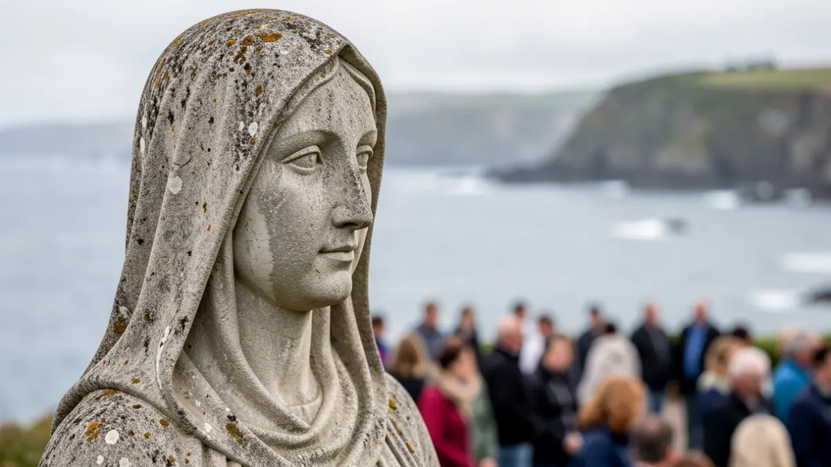 Imaxe dunha escultura de pedra da Virxe de Guadalupe, con detalles da súa restauración e o mar de Rianxo de fondo.