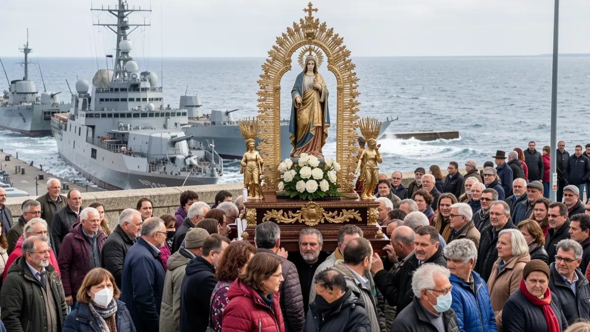 Imaxe dunha procesión relixiosa da Virxe do Carmen en Ferrol, con xente portando a imaxe e o Arsenal ao fondo.