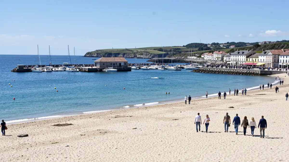 Imagen genérica de la playa y el puerto de Santa Cruz, en Galicia, con agua clara y cielo despejado.