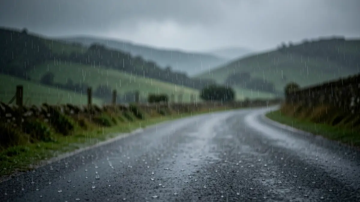 Imagen genérica de lluvia intensa en una carretera rural gallega.