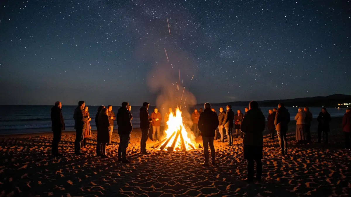 Imagen genérica de hoguera de San Juan en la playa por la noche.