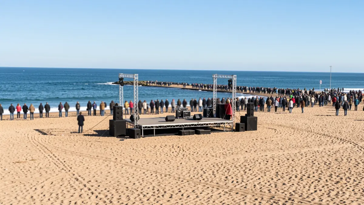 Imagen genérica de un concierto en la playa de Samil, Vigo, con escenario y público.