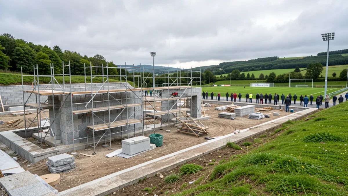 Imaxe xenérica de obras de construción nun complexo deportivo en Galicia.