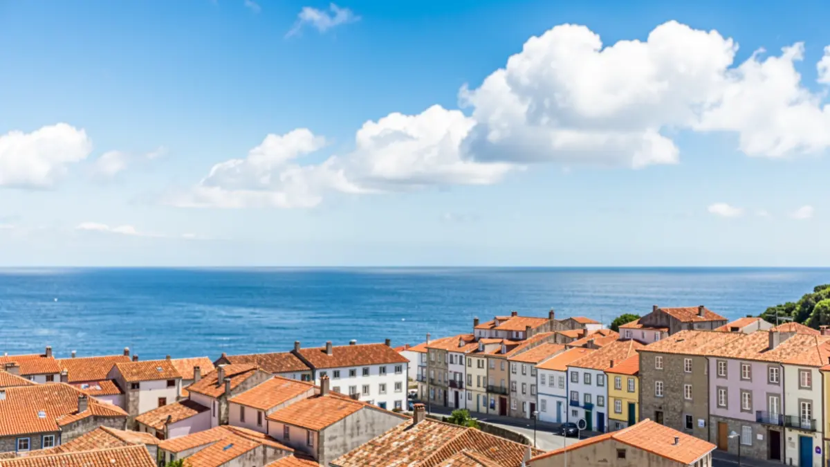 Cielo despejado sobre Ribeira con alguna nube alta.