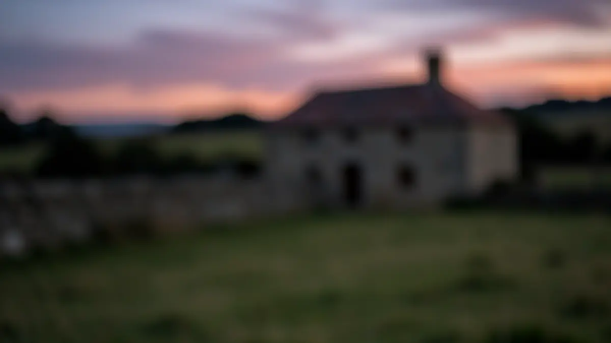 Imagen genérica de un paisaje rural gallego al anochecer con indicaciones de tensión.