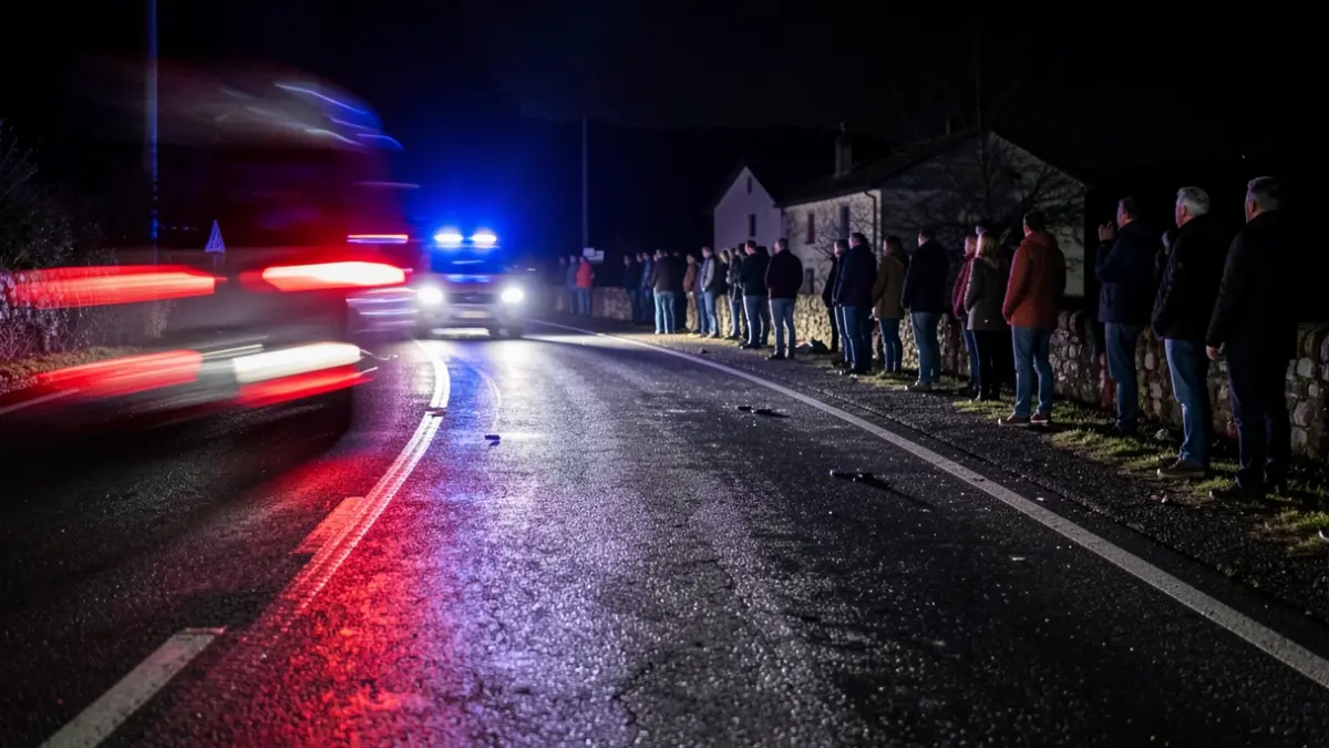 Imagen genérica de luces de emergencia reflejadas en una carretera mojada por la noche.