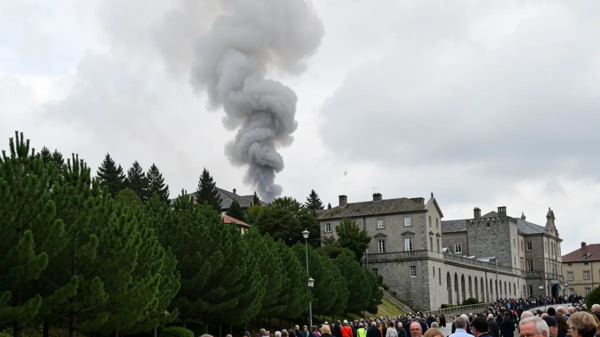 Imaxe xenérica de fume dun incendio forestal sobre unha ladeira de monte en Galicia.