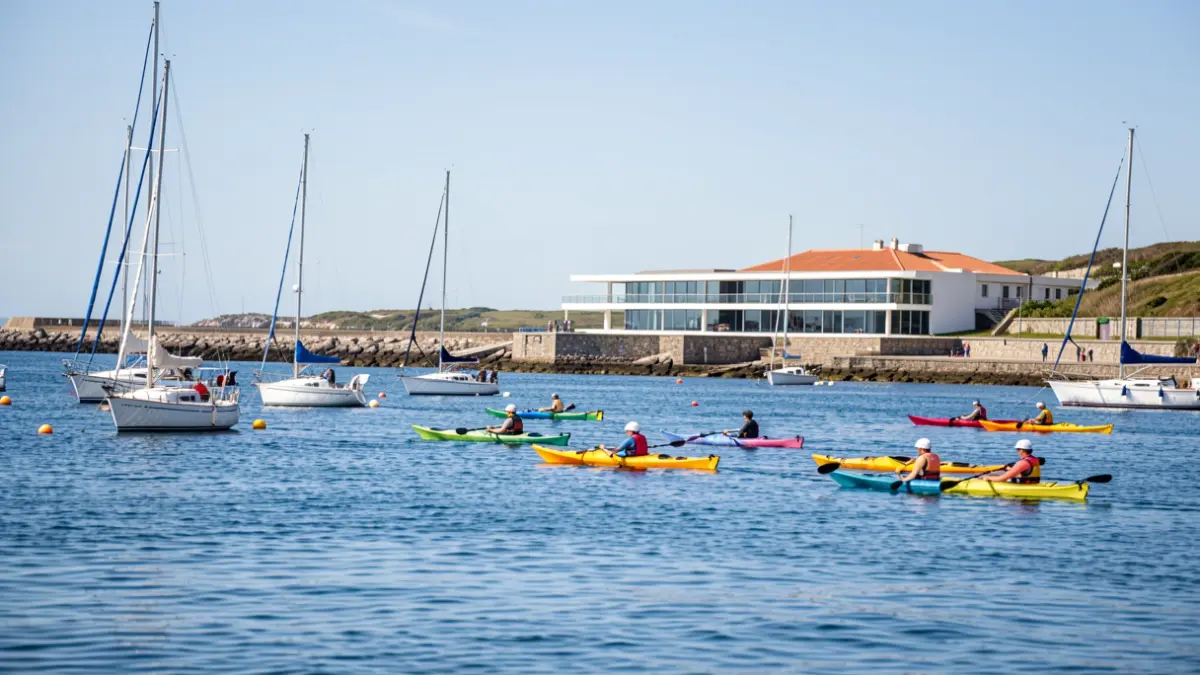 Imaxe xenérica de actividades náuticas inclusivas na Ría de Pontevedra.