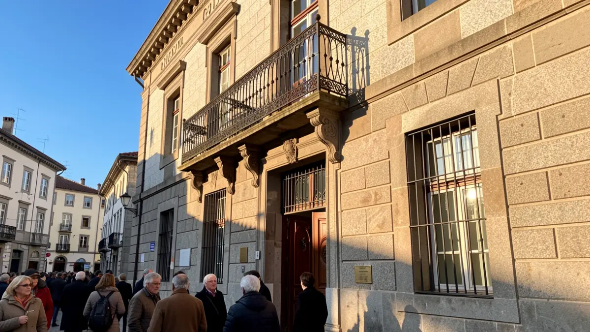 Imagen genérica de un ayuntamiento de piedra gallego con balcón ornamentado.