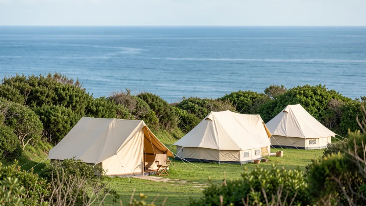 Imagen genérica de tiendas de camping en una isla gallega cerca del mar.