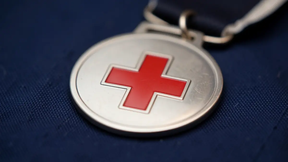 Primer plano de una medalla de plata de la Cruz Roja.