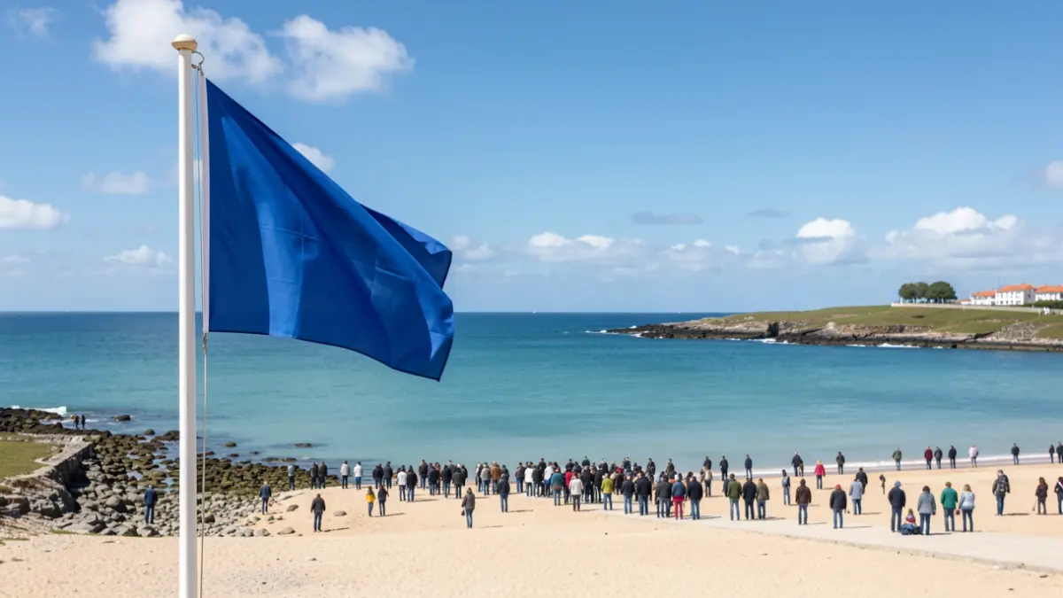 Imagen genérica de una playa gallega con bandera azul.