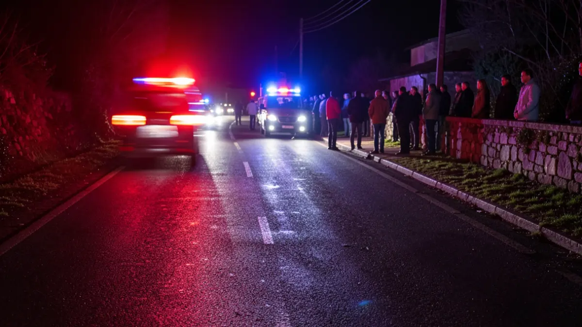 Imaxe xenérica de luces de emerxencia reflectidas nunha estrada mollada pola noite.