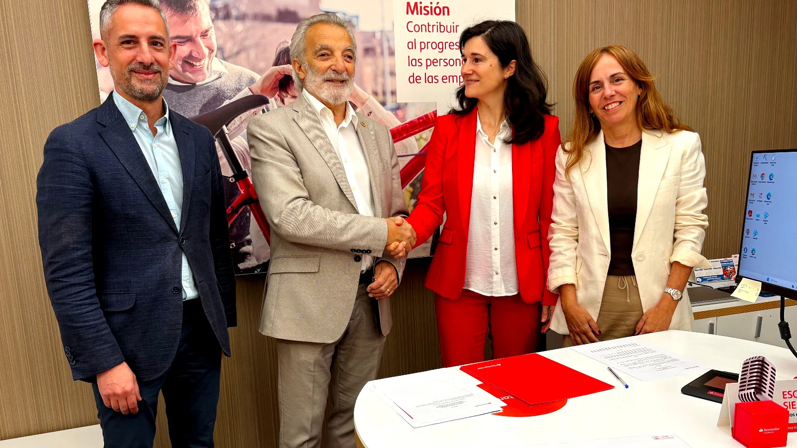 O Decano de COITILUGO, con directivos do Banco Santander en Lugo no momento da sinatura