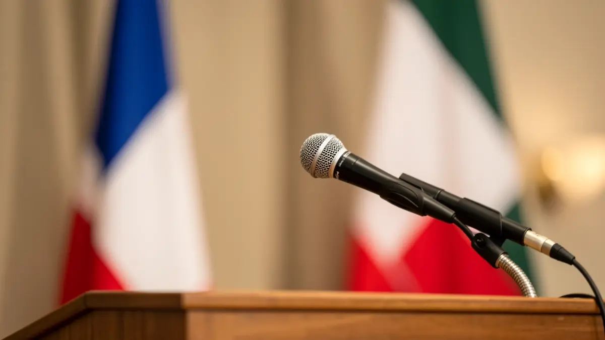 Imaxe xenérica dun micrófono nun atril.
