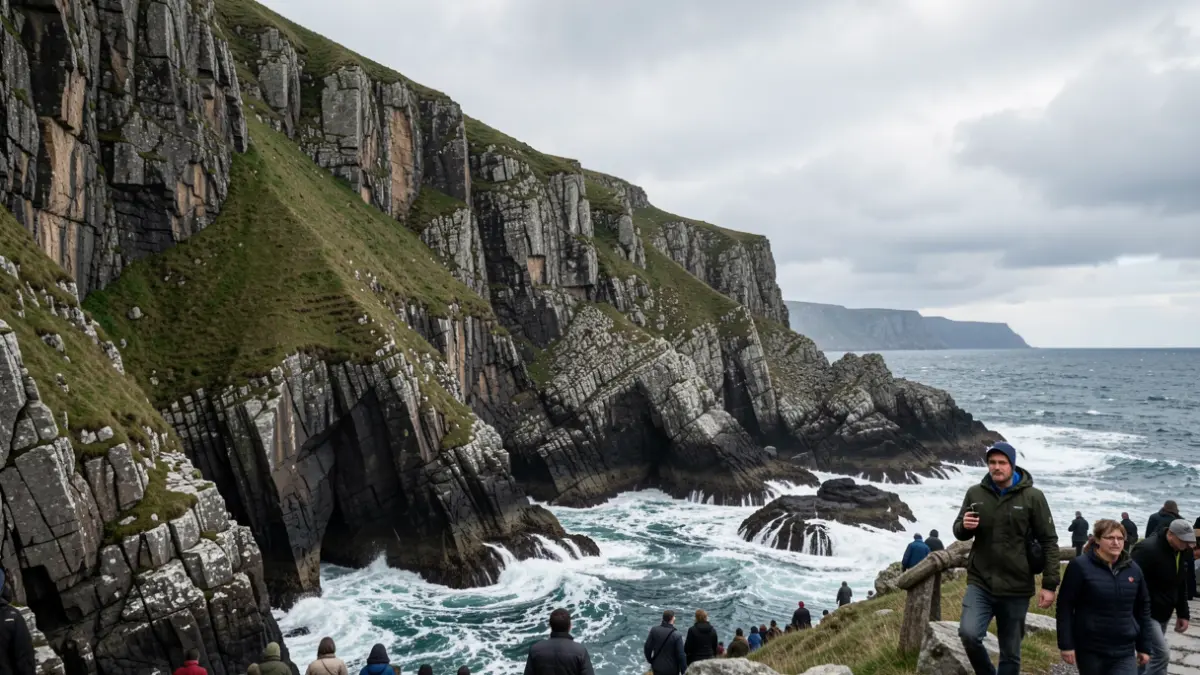 Imagen genérica de una costa gallega con acantilados y mar agitado.