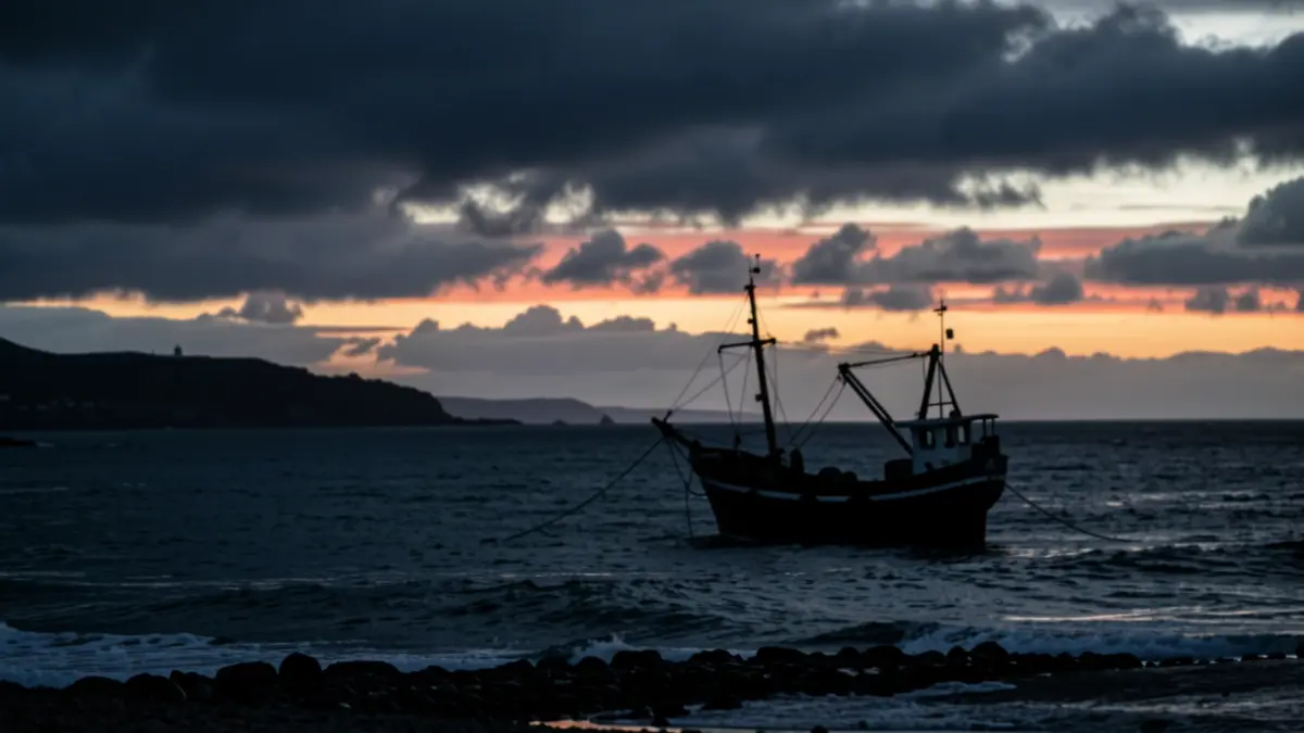 Imaxe xenérica dunha embarcación nunha costa galega ao anoitecer con ceo tormentoso.