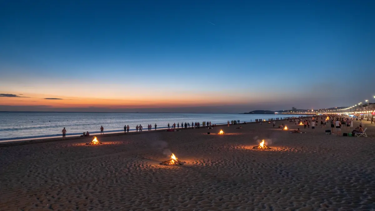 Imaxe xenérica da praia de Playa América en Nigrán durante a noite de San Xoán, co mar e o ceo escuro.