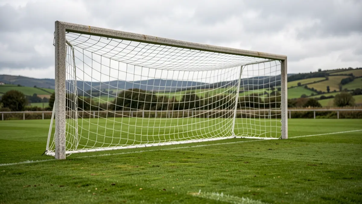 Imagen genérica de un campo de fútbol gallego con la portería.
