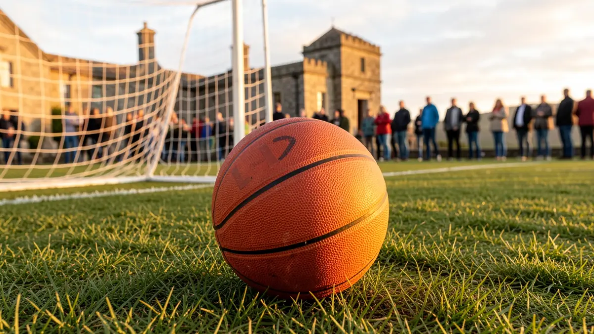 Imagen genérica de un balón de baloncesto sobre hierba con una red borrosa al fondo.