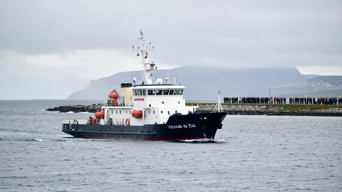 Imaxe xenérica dun buque de investigación navegando en mar aberto.