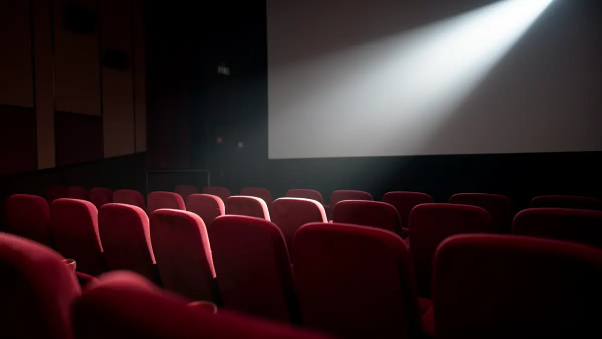 Imaxe xenérica dunha sala de cinema baleira coa luz do proxector.