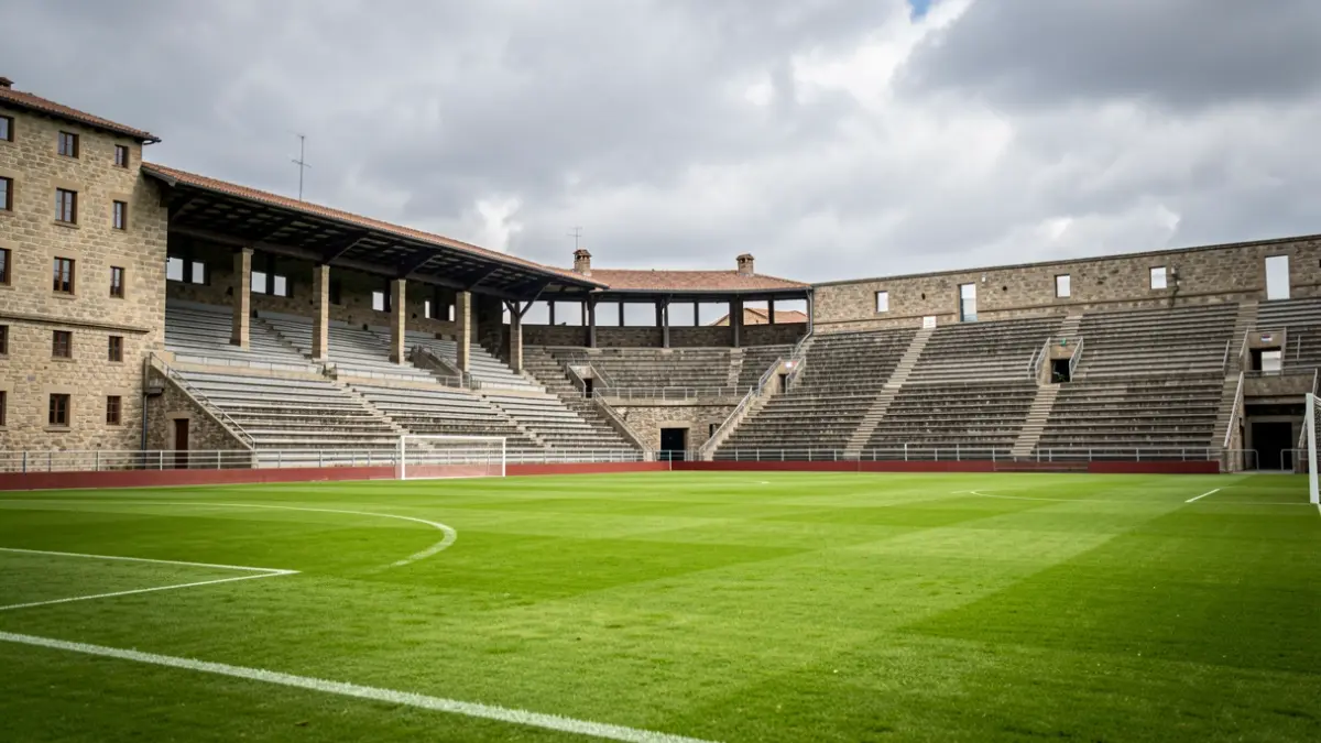 Imagen genérica de un estadio de fútbol gallego bajo un cielo nublado.