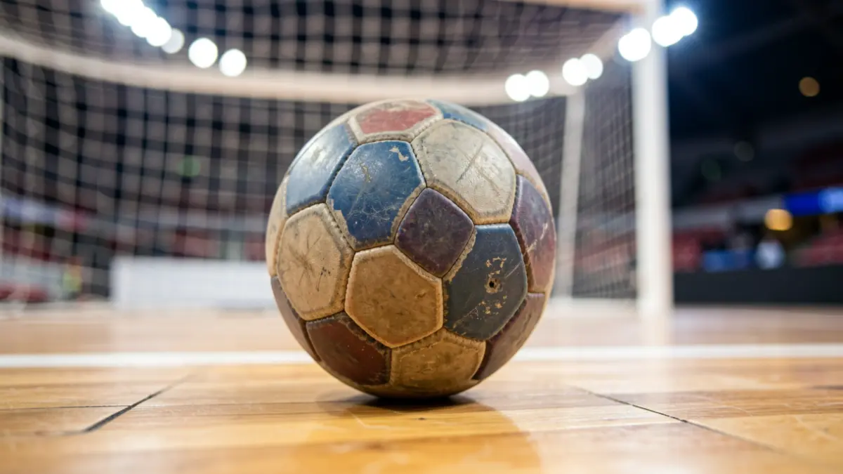 Imaxe xenérica dun balón de balonmán nunha cancha.