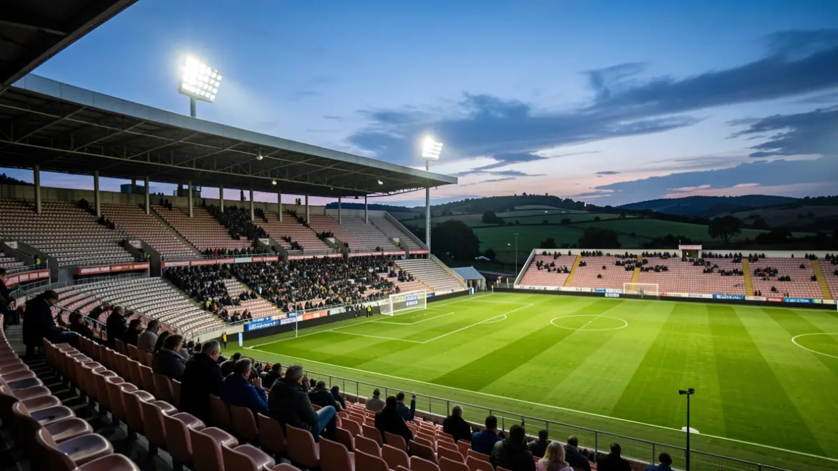 Imaxe xenérica dun estadio de fútbol galego baleiro ao anoitecer.