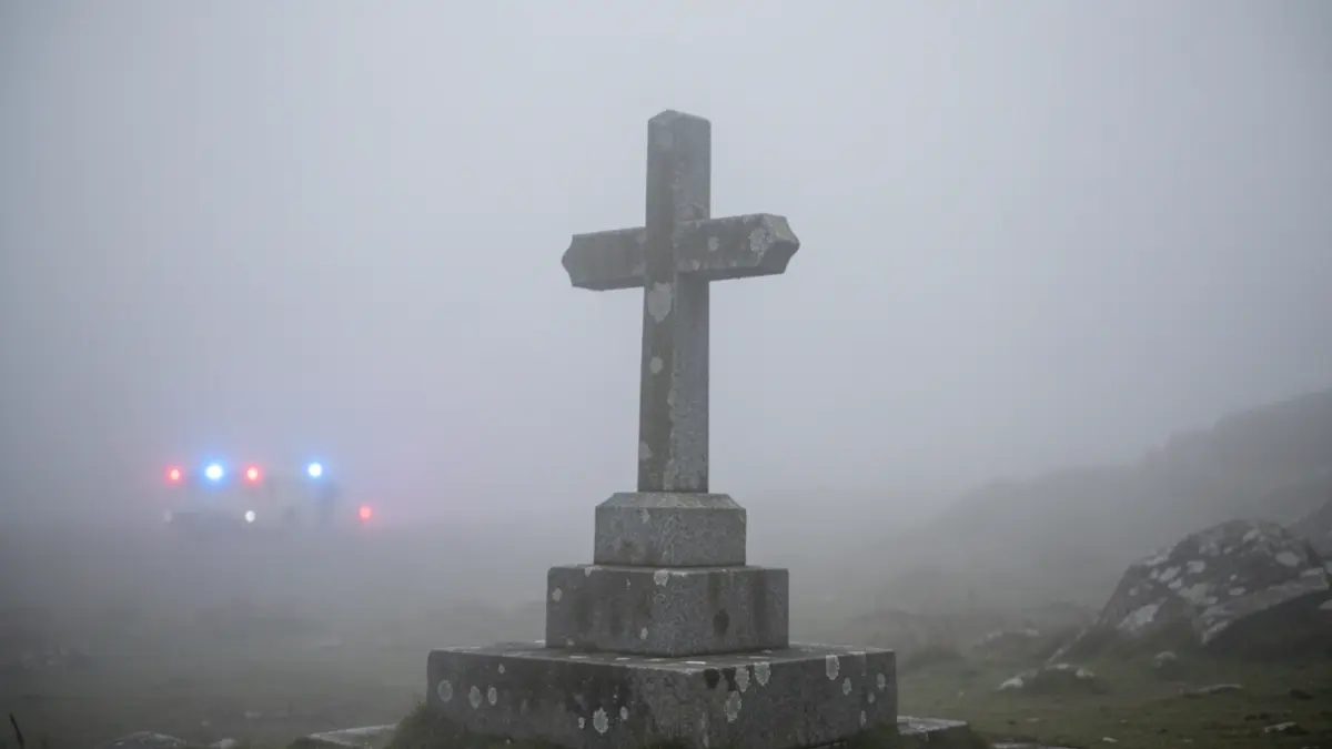 Imaxe simbólica da loita contra o narcotráfico en Galicia, cun cruceiro entre a néboa e luces de emerxencia ao lonxe.