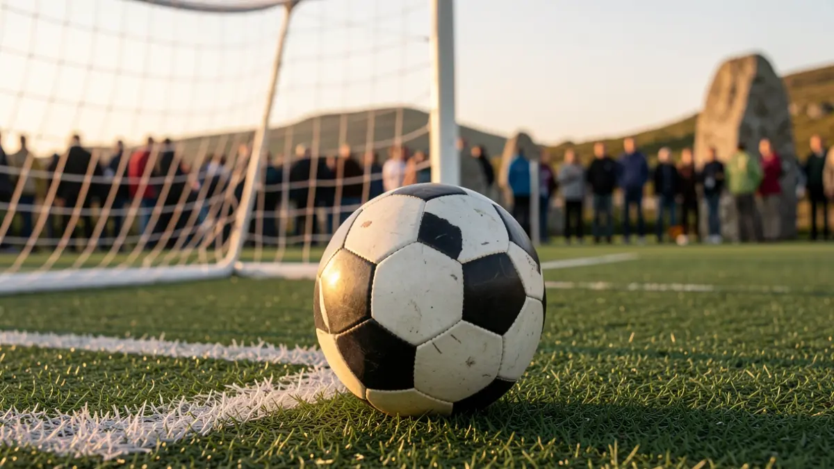 Imagen genérica de un balón de fútbol sobre césped sintético.
