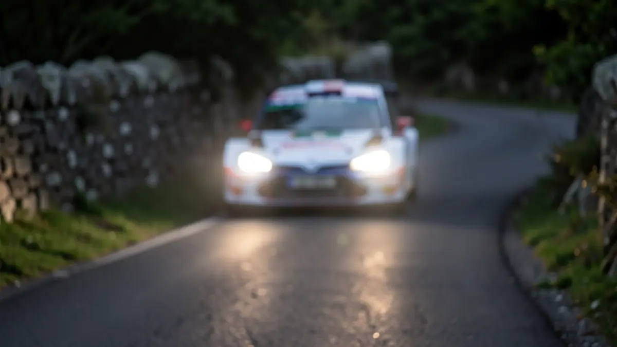 Imagen genérica de luces de rally en una carretera gallega por la noche.