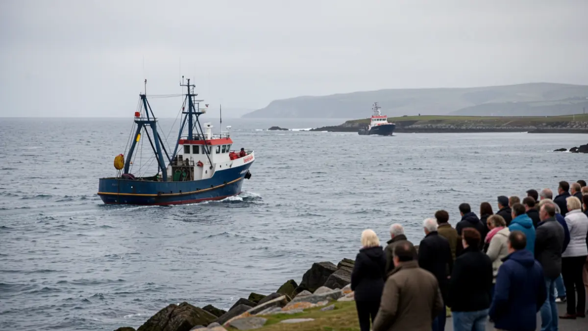 Imaxe xenérica dun barco de rescate achegándose a un pesqueiro á deriva.