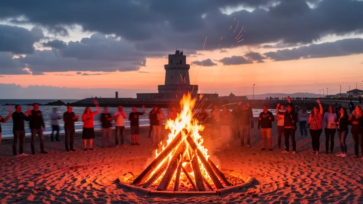 Imagen genérica de hoguera de San Juan en la playa de Riazor, A Coruña, con la Torre de Hércules al fondo.