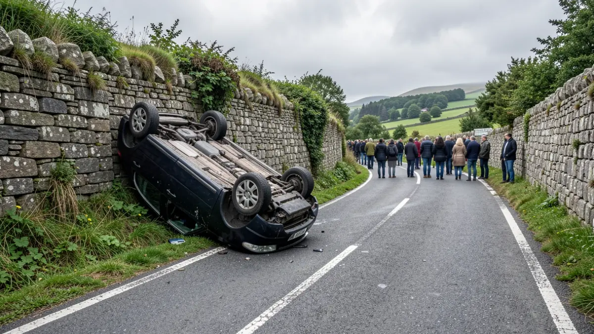 Imagen de un coche volcado en la cuneta de una carretera en Sarria.