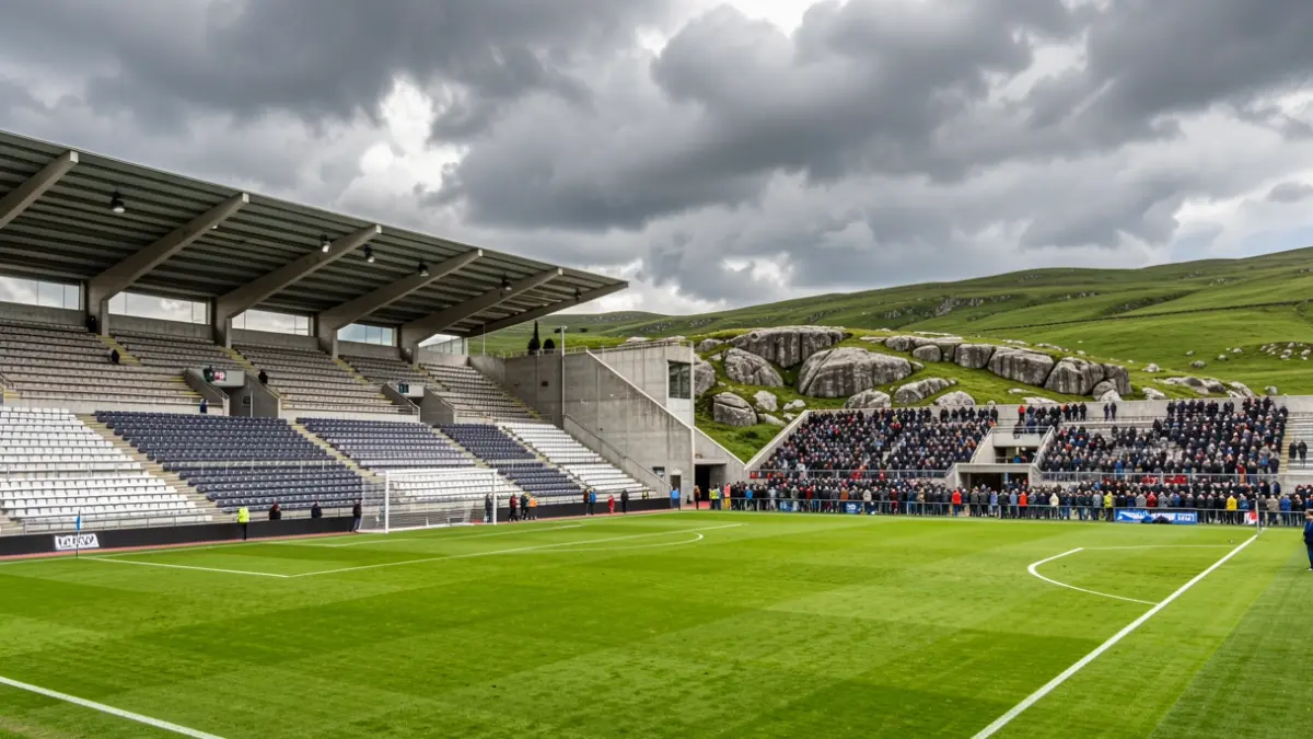 Imagen genérica de un estadio de fútbol vacío bajo un cielo nublado, con elementos del paisaje gallego al fondo.