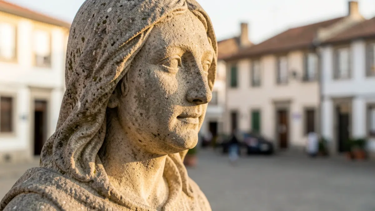 Imagen genérica de una escultura religiosa en una plaza gallega.