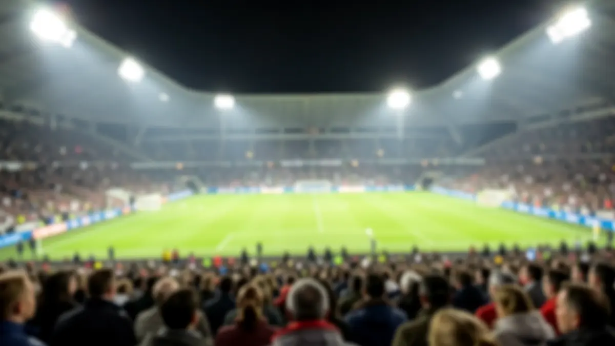 Imaxe xenérica dun estadio de fútbol pola noite con focos acesos.