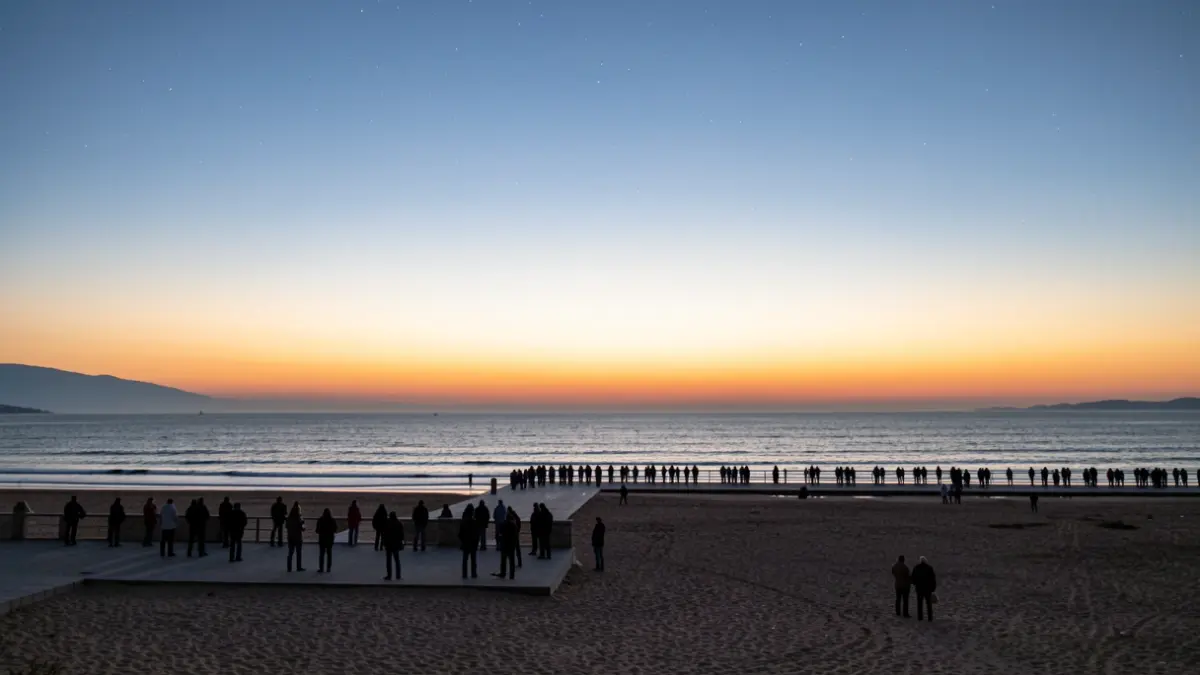 Imagen genérica de una playa gallega al atardecer, con gente observando el cielo.