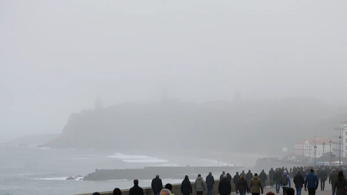 Imaxe xenérica de néboa densa sobre a costa da Coruña.